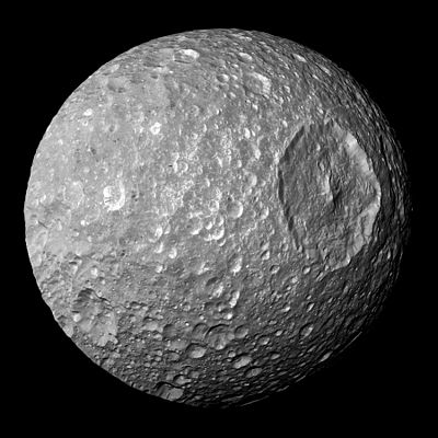 Mimas met die impakkrater Herschel, soos afgeneem deur die Cassini–Huygens-wenteltuig op 13 Februarie 2010.