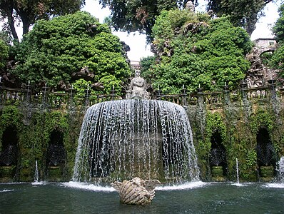 A "Fontana dell'Ovato" ("Fonte Oval") cae desde a súa conca con forma de ovo nunha piscina situada contra un rústico ninfeo.