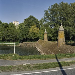 Deux dames sur un batardeau constituant l'ancien système de fortification de la ville de Brielle.