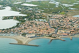 Vue aérienne des Saintes-Maries-de-la-Mer.