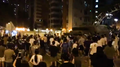 凌晨2時半，百多名市民前往柴灣已婚警察宿舍外聚集