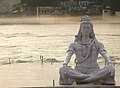 פסלו של האל שיווה עושה מדיטציה מעל נהר הגנגס