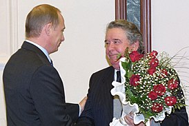 Владимир Путин награждает Рема Вяхирева орденом. 20 ноября 2001