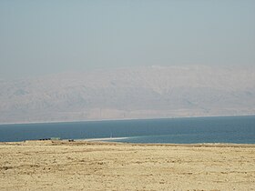 חוף ים המלח במערב. ממול נשקפים הרי מואב