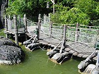 Een drijfbrug in Disneyland Paris