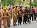 Bapak Mahyeldi Ansharullah, Gubernur Sumatera Barat (keempat dari kiri) bersama Bapak Fasli Jalal, Pembina Yayasan Badan Wakaf INS Kayutanam (keenam dari kiri) meresmikan pemugaran Masjid M. Natsir di lingkungan kampus INS Kayutanam.