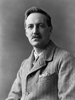 Portrait de l'écrivain irlandais Lord Dunsany, en 1919. Il est considéré comme l'un des fondateurs de la fantasy moderne. (définition réelle 2 853 × 3 755)