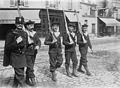Полицейский вместе с матросами патрулирует улицы Парижа, 1914 г.
