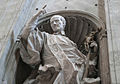 La colossale statua di San Vincenzo de' Paoli nella navata centrale della Basilica di San Pietro (1756)