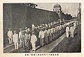 日本統治時代の台湾。1915年の西来庵事件後、台南刑務所から法院に台湾人逮捕者を押送する日本軍。