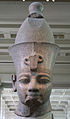Testa colossale di Amenofi III in granito rosso, della XVIII dinastia egizia. British Museum, Londra.