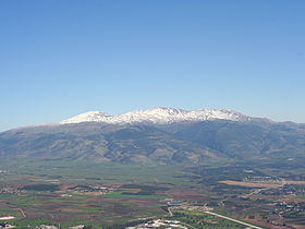 Vue du mont Hermon enneigé depuis la vallée de la Houla.