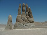 A sivatag keze című szobor Chilében