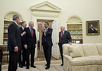Tillträdande presidenten Barack Obama i Ovala rummet den 7 januari 2009 tillsammans med dåvarande presidenten George W. Bush och tidigare presidenterna George H.W. Bush, Bill Clinton och Jimmy Carter