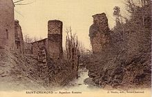 Gravure noire et blanche. Ruines de deux piliers en pierres de part et d'autre d'un ruisseau