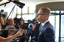 Stubb møter journalister under Det europeiske folkepartis møte i Brussel i juli 2014. Foto: Det europeiske folkeparti