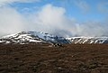 Das Gipfelplateau mit Cairn, im Hintergrund der Sgairneach Mhòr