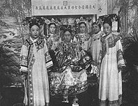 1903年拍摄的清宫照片，左起依次是瑾妃、德齡、慈禧太后、容齡、容齡之母、隆裕皇后。