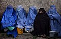 Burqas et niqab portés par une tribu pachtoune devant un centre de distribution alimentaire en Iran (2011)