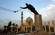 מופל פסלו של סדאם חוסיין במרכז בגדאד, יומיים לאחר כיבוש העיר, 9 באפריל 2003.