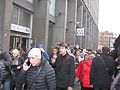 Люди около закрытой станции метро «Петроградская»