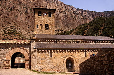 Façana de migdia amb fris d'arcuacions a la cornisa. Santa Maria d'Alaó (Ribagorça)