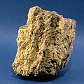 1 Uraanimalmi louhitaan kalliosta jatkojalostusta varten. Uraani on maankuoressa yhtä yleinen kuin tina. Uraani ja torium ovat maapallon mittavin nykytekniikalla hyödynnettävissä oleva energiavara.