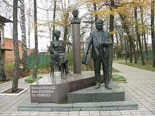 Памятник Анне Ахматовой, Николаю и Льву Гумилёвым в Бежецке