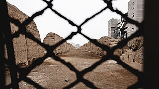 Muros que encierran al Camino en la Universidad Católica en Lima, Perú.