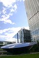 Pahatan di One Canada Square, London. Di sebelah kanan adalah gedung Citigroup, dan di sebelah kiri adalah Waitrose.