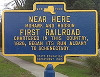 Placa del Estado de Nueva York, conmemorando el lugar donde funcionó la primera locomotora de vapor de los Estados Unidos