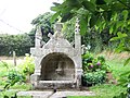 La fontaine près de la chapelle Notre-Dame de Kerdévot.