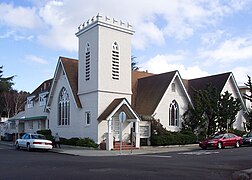 El denominado "gótico de carpintero" (carpenter gothic)[246]​ en la iglesia Unitarian Universalists of San Mateo, California, 1905, con los típicos abat-sons en la torre.