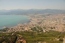 Panorama de la ville de Béjaïa et son port.