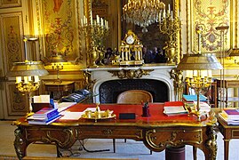 Meja presiden di Salon Doré