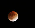 În timpul unei eclipse de Lună, Luna este colorată în roșu de către lumina indirectă a Soarelui, care apare în atmosfera Pământului dispersată și refractată.