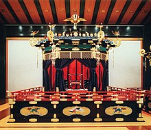 Il trono Takamikura conservato nel Palazzo Imperiale di Kyoto viene utilizzato per le cerimonie di adesione. Viene utilizzata anche la metonimia "Crysanthemum Throne".