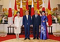 菅義偉首相和夫人菅真理子出訪越南，圖中為他們和阮春福及其夫人的合照