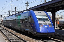 Photo couleur d'une automotrice diesel bi caisse bleu et grise à cabine pointue.