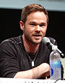 Shawn Ashmore interpreta Mike Weston