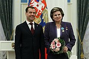 Valentina Teresjkova ontving de Orde van de Vriendschap uit handen van Dmitri Medvedev in april 2010