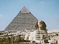 Piramida Khafre (dinasti keempat Mesir) dan Sphinx Agung Giza (± 2500 SM atau lebih tua).