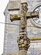 Face ouest de la croix érigée devant l'église.