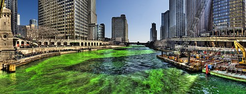 נהר שיקגו צבוע בירוק לכבוד חגיגות יום פטריק הקדוש