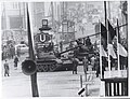 I carri sovietici si muovono per abbandonare il Checkpoint Charlie