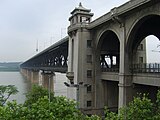 Il ponte di Wuhan, primo attraversamento del fiume, fu completato nel 1957 e costruito anche con il supporto sovietico.