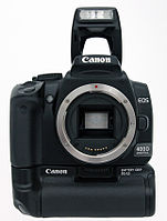 Digitální SLR Canon EOS 400D s připojeným battery gripem BG-E3