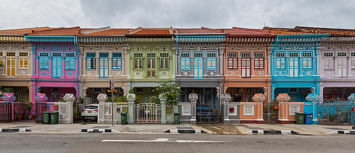 Maisons colorées à Koon Seng Road appelées « compartiments chinois » (en anglais : shophouses) de style sino-portugais