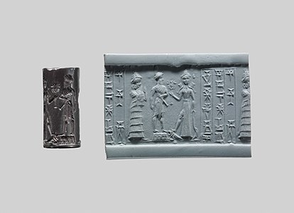 Sceau-cylindre avec empreinte représentant une scène de présentation d'un fidèle (au centre) devant la déesse Ishtar (à droite) en présence d'une déesse Lam(m)a (à gauche). (XVIIIe – XVIIe siècle av. J.-C.). Metropolitan Museum of Art.