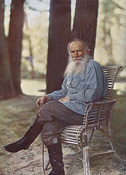 Leo Tolstoy en 1908 en una fotografía de Sergei Mikhailovich Prokudin-Gorskii, que ye a primera fotografía en color de Rusia.